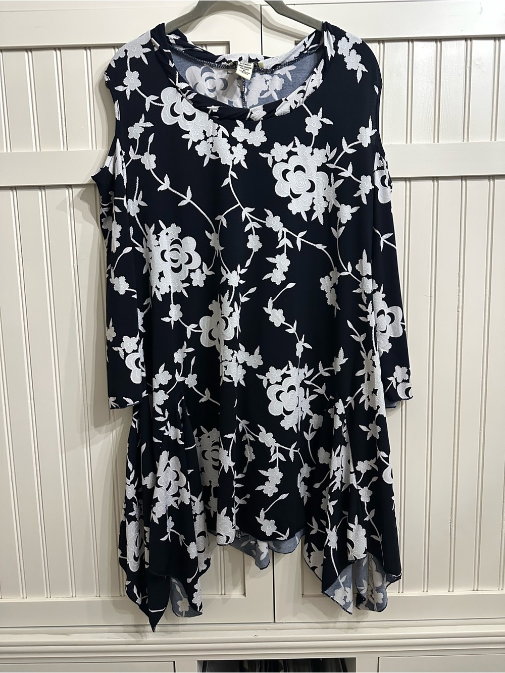 Camille & Co. Black and White Floral Cold-Shoulder Tunic with Flowy Hem Size XL